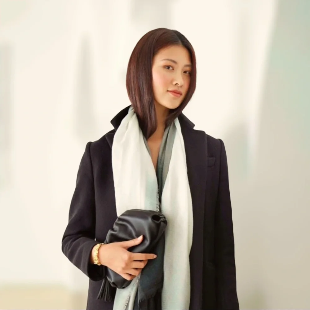 NEW Understated Leather Clutch with Removable Crossbody Chain & Tassel - Picture 5 of 7